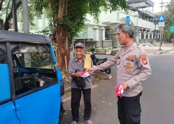Sambut HUT ke-80 RI Polsek Sawah Besar Berikan Edukasi Dan Pembagian Bendera Merah Putih