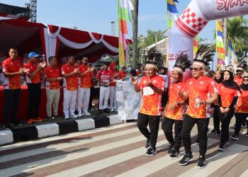 Semarak Gerak Jalan HUT RI ke-80 & Hari Jadi Bekasi ke-75: Kapolres Metro Bekasi Berikan Semangat Nasionalisme