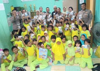 Sat Binmas Polres Metro Jakarta Utara Dekatkan Diri dengan Anak Lewat Program Polisi Sahabat Anak di PAUD Anggrek Bulan 3