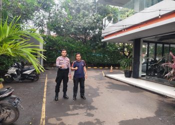 Personel Samapta Polsek Tebet Tingkatkan Keamanan Melalui Patroli Dialogis di Tebet Barat Raya