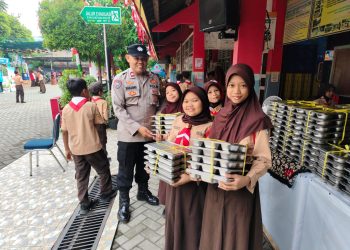 Polsek Cakung Dukung Program Asta Cita, Ribuan Porsi Makan Bergizi Dibagikan ke Pelajar