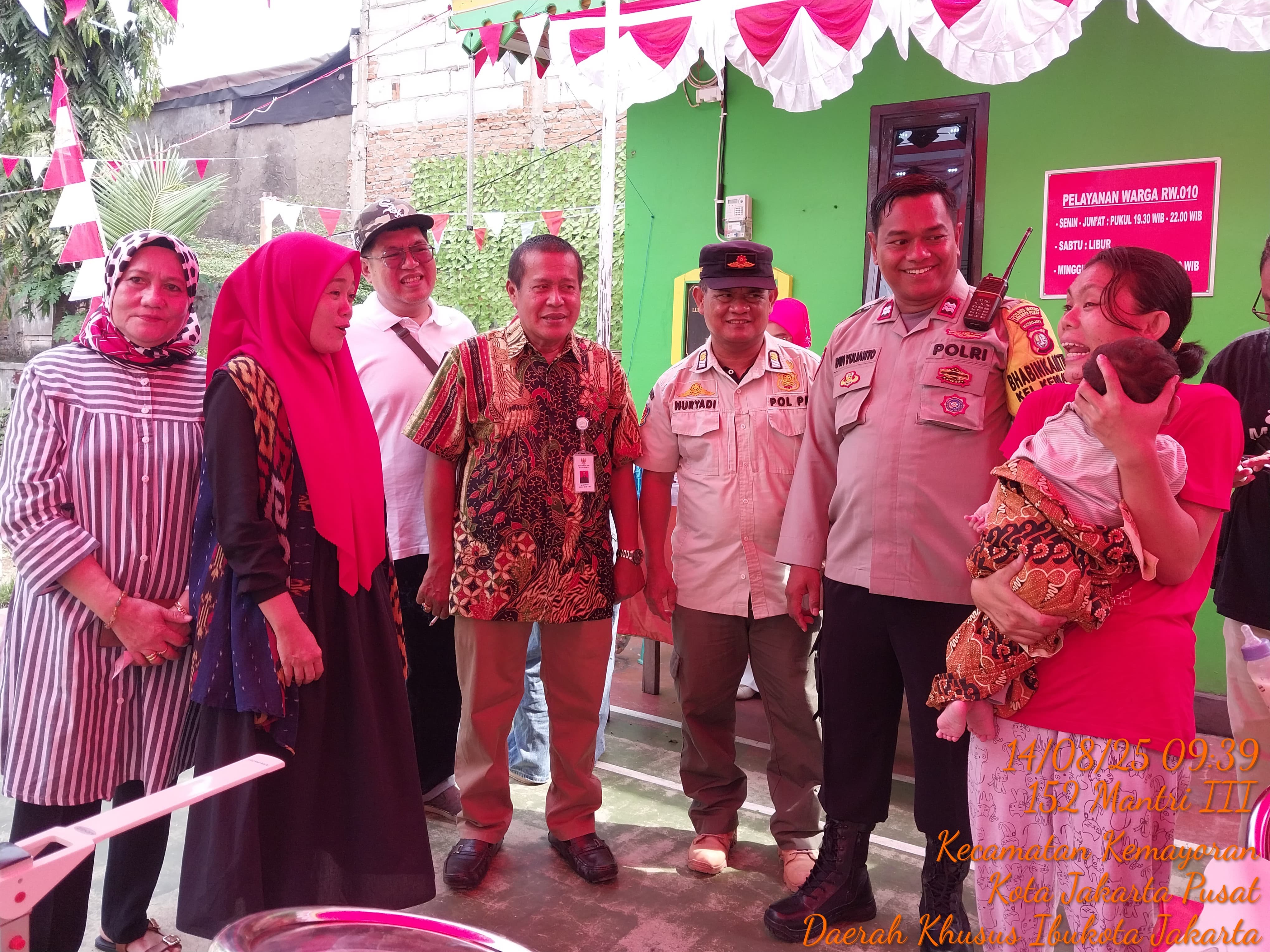 Bhabinkamtibmas Hadir di Posyandu RW 10, Warga Dapat Pemeriksaan Kesehatan Gratis
