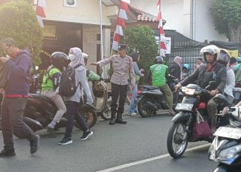 Polsek Senen Lakukan Pengaturan Lalu Lintas Pagi di Depan Stasiun Kramat