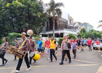 Kapolsek Kelapa Gading Rayakan HUT RI ke-80 dengan Olahraga dan Ngopi Bareng Warga
