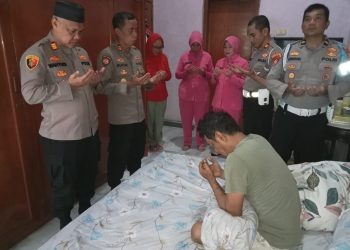 Kepedulian dan Empati Kapolsek Bekasi Barat: Kunjungi Anggota yang Sedang Sakit