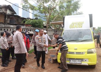 Polres Metro Jakarta Selatan Gelar Kegiatan Berbagi Kasih dengan Membagikan 300 Paket Makan Gratis di Slum Area Cipete Utara