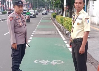 Kapolsubsektor Cut Mutia Bantu Siswa SMA Kanisius dan Atur Lalin Pagi Hari