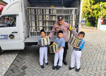 Polsek Cakung Dukung Program Asta Cita, Ribuan Siswa Terima Makanan Bergizi Gratis