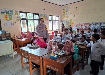 Bhabinkamtibmas Desa Cikedokan Monitoring Pendistribusian Makanan Bergizi Gratis untuk Ribuan Siswa