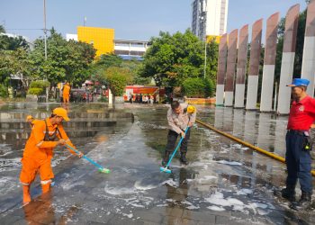 Tiga Pilar Kelurahan Senen Gelar Kerja Bakti di Taman HKSN Sambut HUT RI ke-80