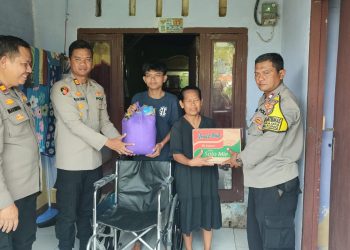 Polsek Cikarang Barat Beri Bantuan Kursi Roda Untuk Penyandang Disabilitas di Cibitung