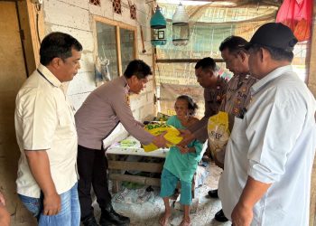 Gelar Jumat Berkah, Kapolsek Pebayuran Bagikan Sembako Untuk Warga Kurang Mampu