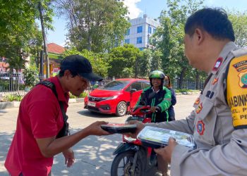 Polsek Metro Penjaringan Gelar Jumat Berkah, Warga Antusias Terima Makanan Gratis