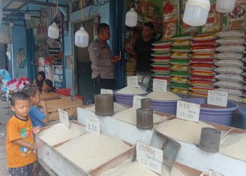 Bhabinkamtibmas Duri Pulo Sambangi Pedagang Beras, Ajak Jaga Stabilitas Harga dan Keamanan Lingkungan