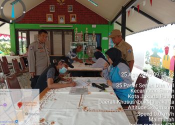 Bhabinkamtibmas Senen Monitoring Pembagian Kartu Lansia di RPTRA Planet Senen