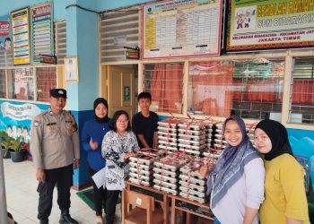 Polisi Hadir Menjaga Asa: Bhabinkamtibmas Bidaracina Dampingi Pemberian Makanan Bergizi untuk Anak Sekolah