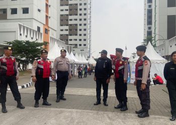 Polri Hadir Menjaga Harapan: Kapolsek Cakung Kawal Kunjungan Gubernur dalam Serah Terima Kunci Hunian Terjangkau