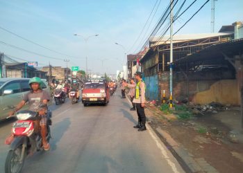 Pagi Ramai Kendaraan, Polisi Cikarang Barat Sigap Bantu Kendalikan Arus Lalin