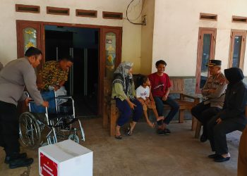 Kapolres Metro Bekasi Gelar Bakti Kesehatan, Serahkan Kursi Roda untuk Penyandang Disabilitas di Kecamatan Setu