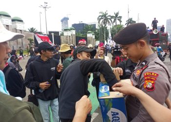 Polisi Melayani dengan Hati, Bagikan Air dan Roti kepada Massa Aksi