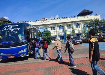 Polres Metro Bekasi Serahkan 80 Pelajar yang Diduga Hendak Unras Ke Jakarta kepada Disdik Jabar untuk Dibina Lebih Lanjut