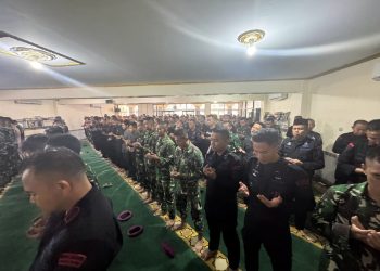 Brimob Polda Metro Jaya Gelar Shalat Ghaib Bersama TNI dan Warga di Masjid At-Taubah