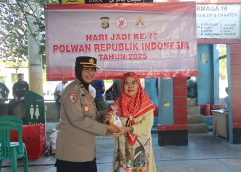Polwan Polres Kepulauan Seribu Berbagi Snack untuk Penumpang di Dermaga Marina Ancol, HUT Polwan ke-77