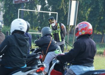 Kapolres Metro Bekasi Gelar Yanmas Pagi di TL Jurong, Bagikan Susu ke Anak Sekolah