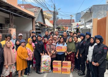 Peduli Warga, Brimob Polda Metro Jaya Salurkan Bantuan Sembako Pasca Kerusuhan di sekitar Mako Brimob Kwitang