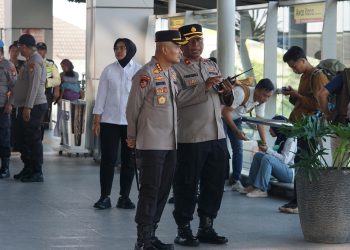 Kapolres Metro Bekasi Tinjau Pengamanan Penyekatan Massa di Stasiun KA Cikarang