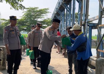 Polsek Sukatani Gelar Jumat Berkah, Bagikan Sembako kepada Warga Kurang Mampu