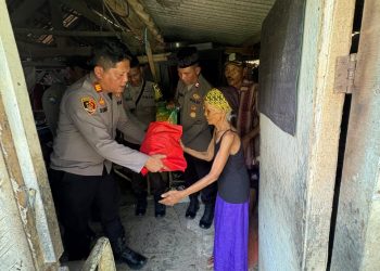 Kapolsek Pebayuran Gelar Jumat Berkah, Bagikan Sembako untuk Warga Lansia