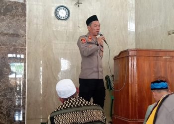 Kapolsek Tambelang Sholat Jumat Berjamaah di Masjid Nurul Huda, Sampaikan Himbauan Kamtibmas