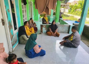 Bhabinkamtibmas Jayalaksana Ngobrol Santai Bareng Emak-Emak, Bahas Keamanan Lingkungan