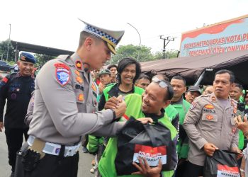 Polres Metro Bekasi Kota Gelar Silaturahmi dengan Driver Ojol, Bagikan 150 Paket Sembako