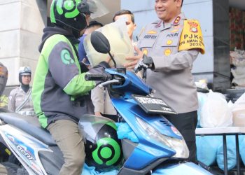 Polda Metro Jaya Bagikan Helm dan Sembako untuk Pengemudi Ojek Online