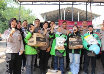 Polres Metro Jakarta Pusat Gelar Pengobatan Gratis dan Bagi Sembako untuk Driver Ojol