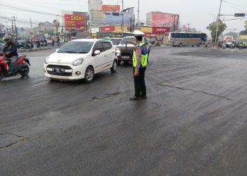 Polsek Cikarang Utara Gelar Gatur Lalin Pagi, Tegur Pengendara Tak Gunakan Helm