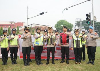 Hari Jadi Polwan ke-77, Kapolres Metro Bekasi Gelar Yanmas Pagi di TL Pos Lantas Jurong, Bagikan Bingkisan