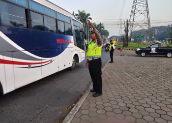 Polsek Cikarang Selatan Laksanakan Pengaturan Lalu Lintas di Simpang Jam Gadang