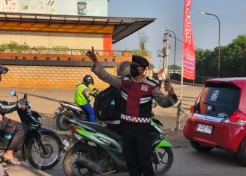 Kapolsek Serang Baru Turun Langsung Laksanakan Gatur Lalin Pagi di Wilayah Hukum Polsek Serang Baru