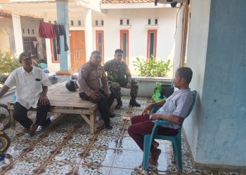Bhabinkamtibmas Dan Babinsa Sambangi Warga Desa Karang Mekar Berikan Himbauan Kamtibmas