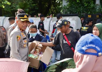 Di Tengah Terik Aksi, Petugas Kepolisian Turun Bagikan Air Mineral dan Roti ke Pengunjuk Rasa