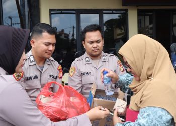 Polres Metro Depok Bagikan Nasi Bungkus Dan Air Mineral Kepada Pemohon Skck
