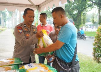 Polres Metro Bekasi Gelar Gerakan Pangan Murah, Sediakan Beras Murah untuk Warga