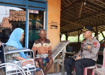 Polres Metro Bekasi Gelar Bakti Kesehatan, Kapolres Mustofa Serahkan Kursi Roda untuk Penyandang Disabilitas