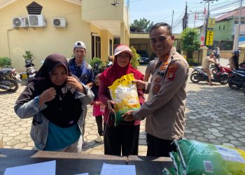 Polsek Setu Gelar Gerakan Pangan Murah, Salurkan 2.000 Paket Beras SPHP untuk Warga