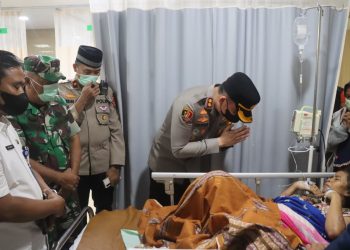 Kapolres Tangsel Jenguk Korban Ledakan di Pamulang, Serahkan Bantuan Sosial