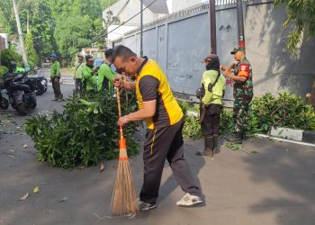 Sinergi 3 Pilar Menteng, Bhabinkamtibmas Ajak Warga Gelar Kerja Bakti RW 02