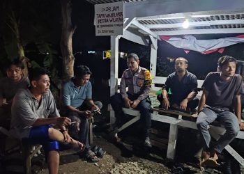 Bhabinkamtibmas Desa Cipayung Ajak Warga Aktif dalam Siskamling